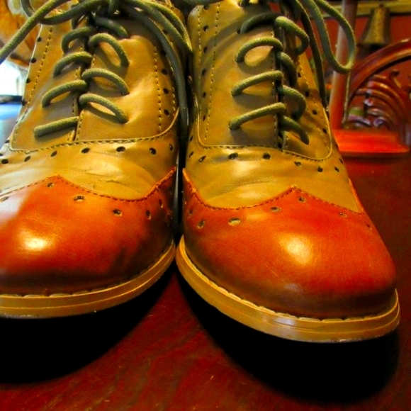 *SOLD* Leather Sage Green & Brown Spectator Heels - 7.5M - Picture 3 of 14